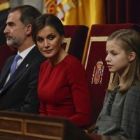 La Reina Letizia mira a la Princesa Leonor y la Infanta Sofía en el 40 aniversario de la Constitución