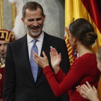 La Reina Letizia y la Princesa Leonor aplauden al Rey Felipe en el 40 aniversario de la Constitución