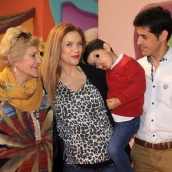 Victor Janeiro, Beatriz Trapote y Carmen Bazán celebrando el cumpleaños de Víctor junior