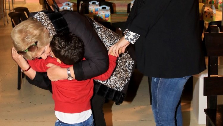 Carmen Bazán dándole un beso a su nieto, Víctor Janeiro