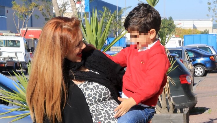 Beatriz Trapote con su hijo Víctor en brazos celebrando su cumpleaños