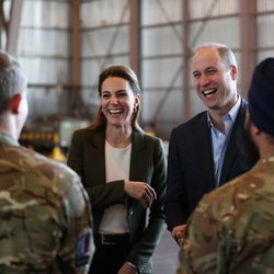 Los Duques de Cambridge muy sonrientes en su visita a una base militar en Chipre