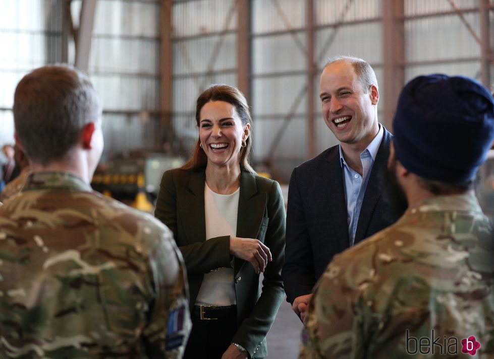 Los Duques de Cambridge muy sonrientes en su visita a una base militar en Chipre