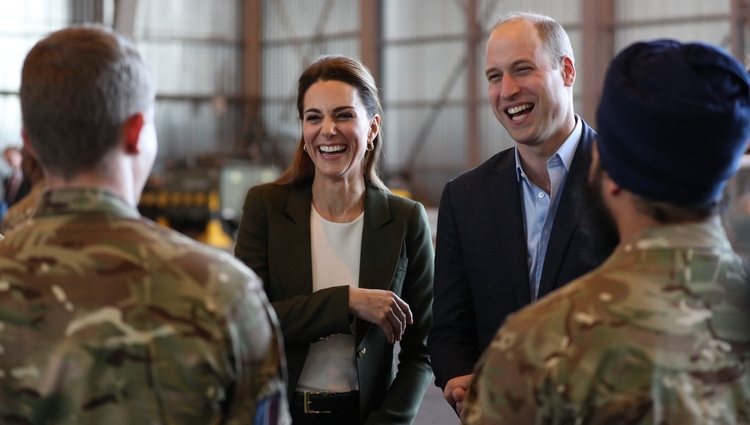 Los Duques de Cambridge muy sonrientes en su visita a una base militar en Chipre