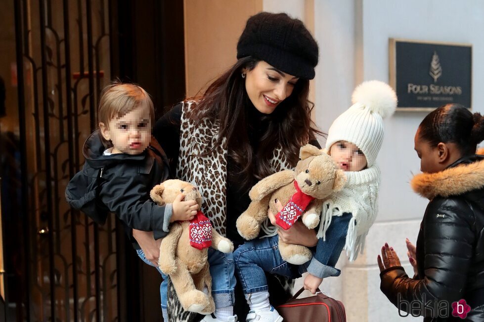 Amal Clooney con sus hijos Alexander y Ella en Nueva York