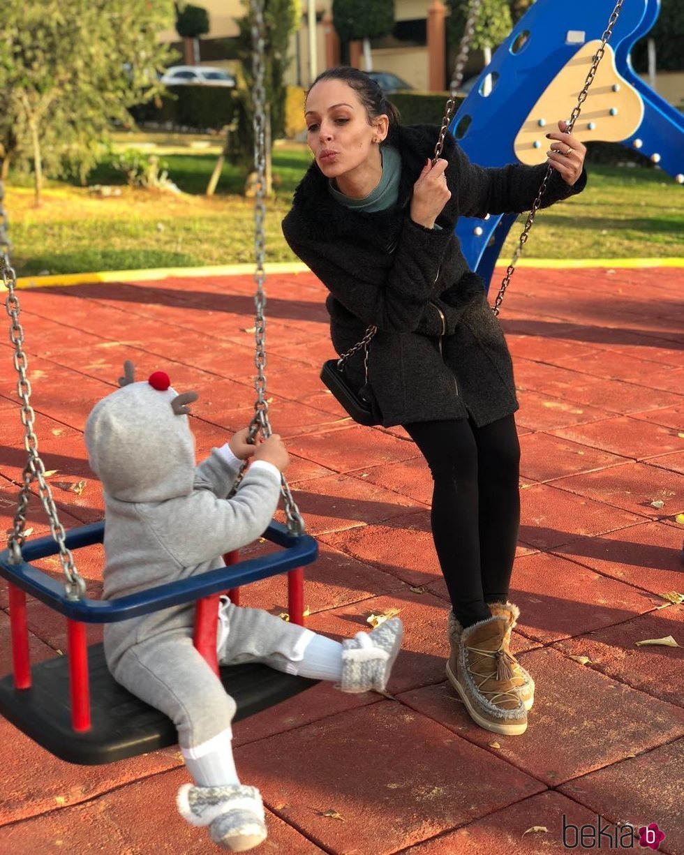 Eva Gnzález en el parque con su hijo Cayetano