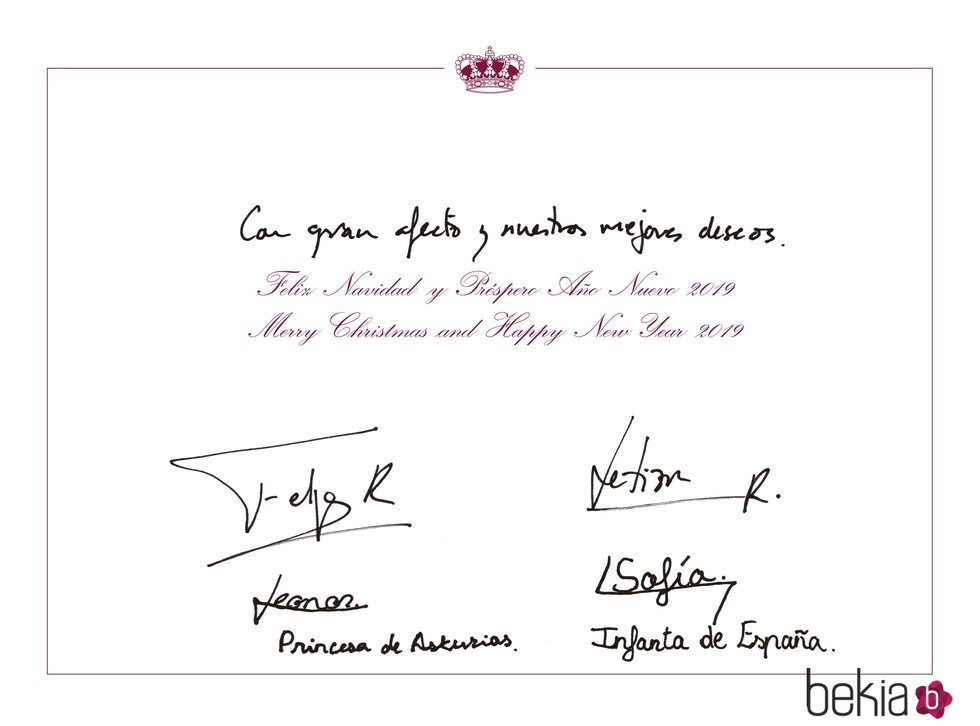 Los Reyes Felipe y Letizia, la Princesa Leonor y la Infanta Sofía firmando la postal de Navidad 2018