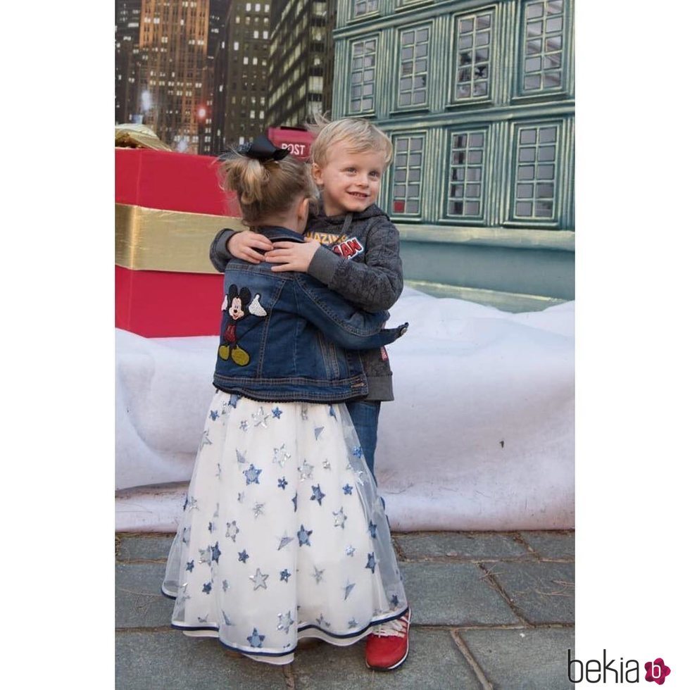 Jacques y Gabriella de Mónaco abrazándose en su 4 cumpleaños