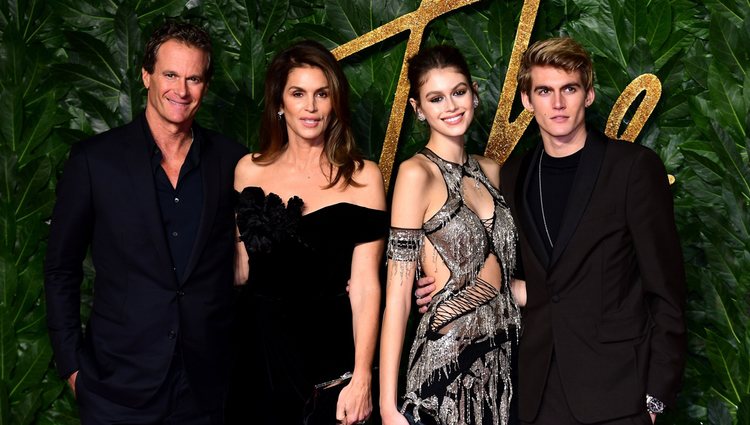 Rande Gerber, Cindy Crawford, Kaia y Presley Gerber en los British Fashion Awards 2018
