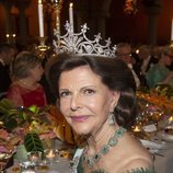 Primer plano de la Reina Silvia de Suecia en los Premios Nobel 2018