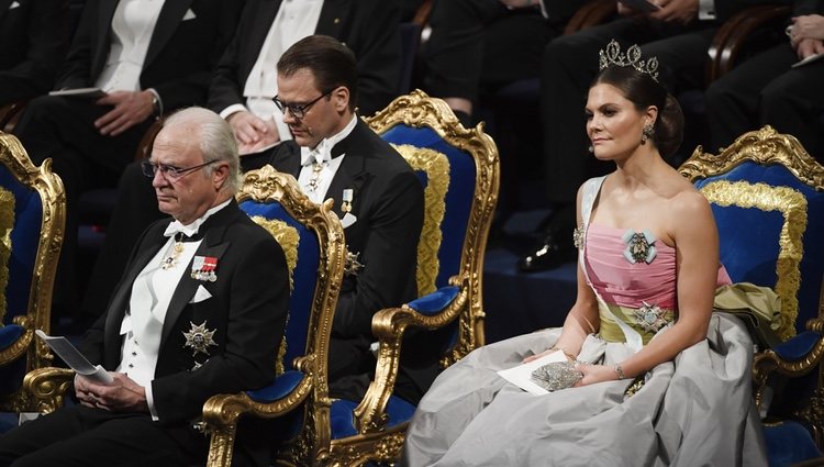 El Rey Carlos Gustavo de Suecia y los Príncipes Victoria y Daniel en los Premios Nobel 2018