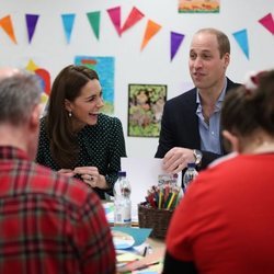 Los Duques de Cambridge participando en un taller de artesanía