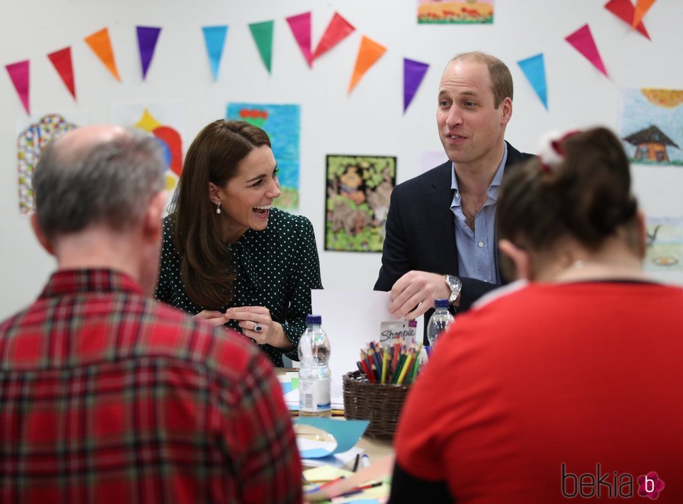 Los Duques de Cambridge participando en un taller de artesanía