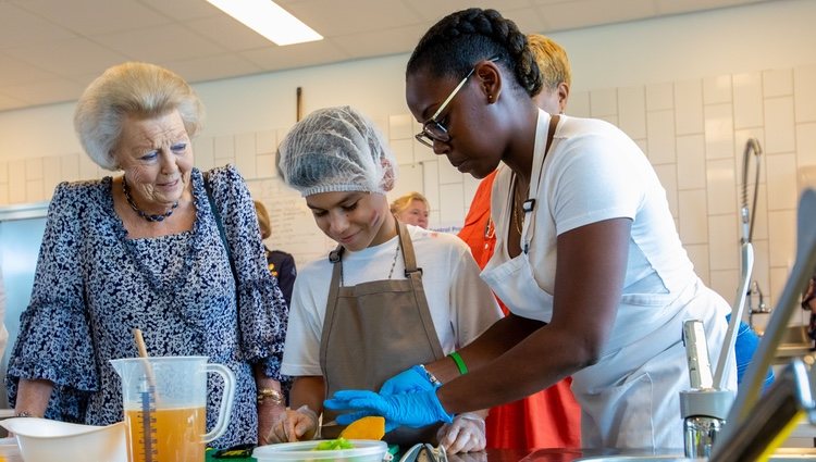 Beatriz de Holanda asiste a un curso de cocina durante su visita a las Antillas Neerlandesas