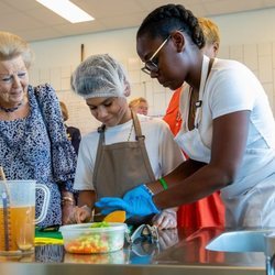 Beatriz de Holanda asiste a un curso de cocina durante su visita a las Antillas Neerlandesas