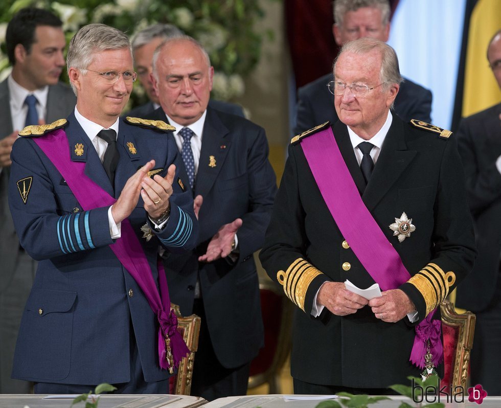 El Rey Alberto II de Bélgica junto a su hijo Felipe en la ceremonia de abdicación