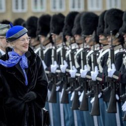 La Reina Margarita de Dinamarca pasa revista a la Guardia Real