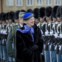La Reina Margarita de Dinamarca pasa revista a la Guardia Real