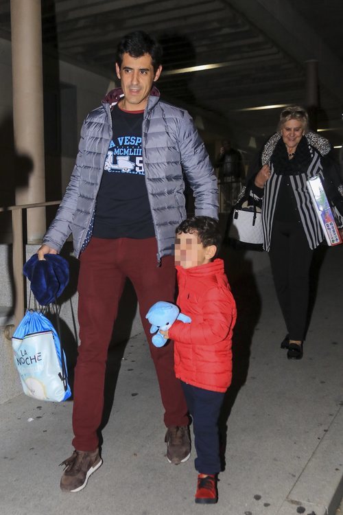 Víctor Janeiro con su madre y su hijo yendo al hospital