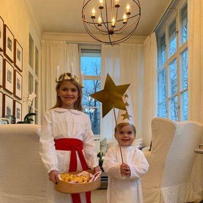 Estela y Oscar de Suecia celebrando el Día de Santa Lucía
