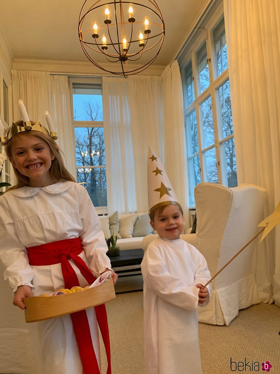 Estela y Oscar de Suecia, muy divertidos en la celebración de Santa Lucía