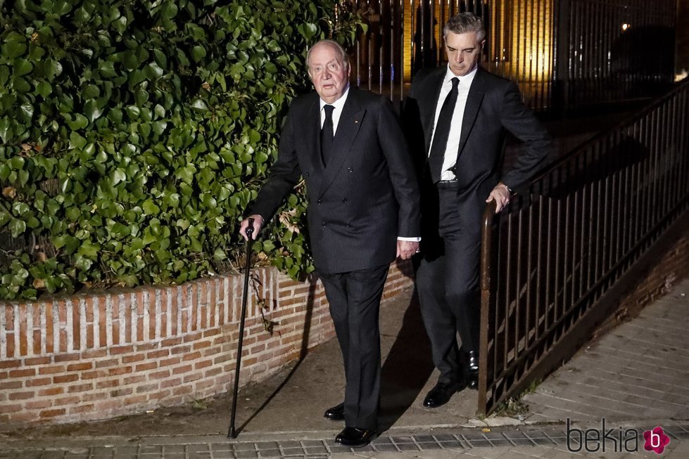 El Rey Juan Carlos saliendo del funeral de Miguel Primo de Rivera y Urquijo