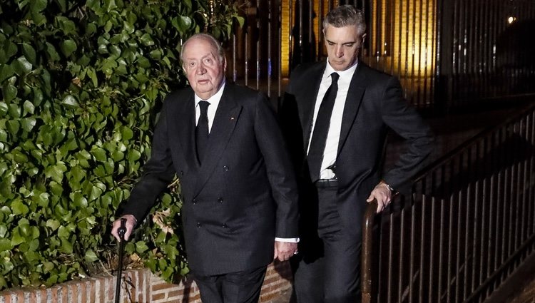 El Rey Juan Carlos saliendo del funeral de Miguel Primo de Rivera y Urquijo