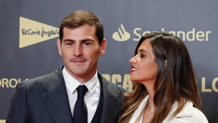Sara Carbonero mirando con cariño a Iker Casillas en el 80 aniversario del diario Marca
