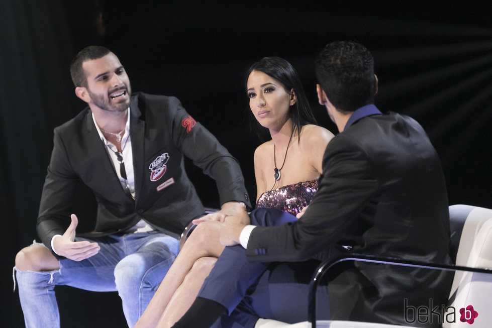 Suso, Aurah Ruiz y Asraf discutiendo en el cara a cara de la semifinal de 'GHVIP6'