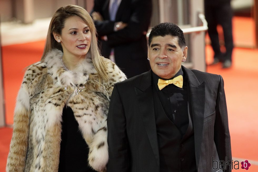 Rocío Oliva y Diego Armando Maradona en sorteo de la Copa Mundial de Fútbol 2018