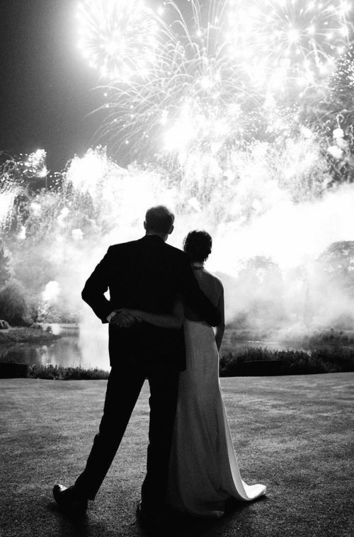 El Príncipe Harry y Meghan Markle contemplando fuegos artificiales en su boda