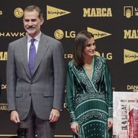 Los Reyes Felipe y Letizia con Javier Fernández en el 80 aniversario de Marca