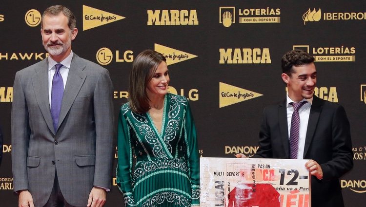Los Reyes Felipe y Letizia con Javier Fernández en el 80 aniversario de Marca