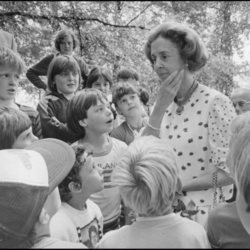 La Reina Fabiola de Bélgica rodeada de niños