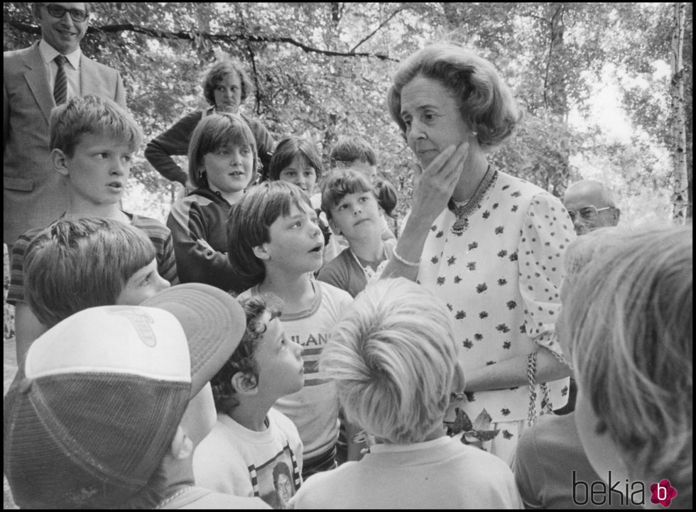 La Reina Fabiola de Bélgica rodeada de niños