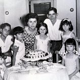 Isabel Pantoja junto a sus padres y sus hermanos en una celebración familiar