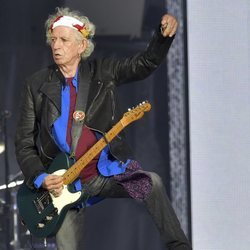 Keith Richards tocando su guitarra en un concierto