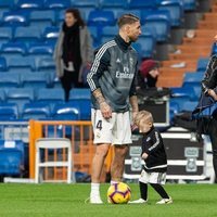 Sergio Ramos y Pilar Rubio en campo de fútbol con sus hijos Marco y Alejandro