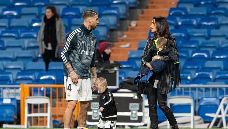 Sergio Ramos y Pilar Rubio en campo de fútbol con sus hijos Marco y Alejandro
