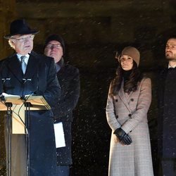 Carlos Gustavo de Suecia con Carlos Felipe de Suecia y Sofia Hellqvist en la recolocación de la estatua de Carlos XIV Juan de Suecia