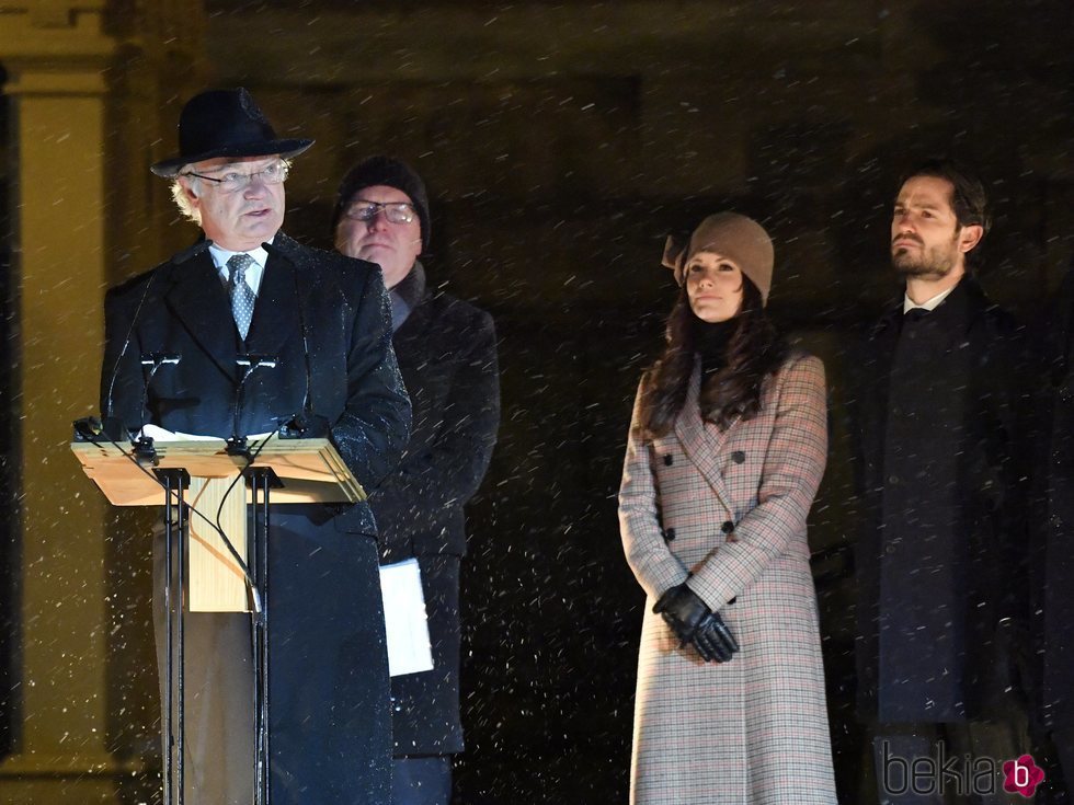 Carlos Gustavo de Suecia con Carlos Felipe de Suecia y Sofia Hellqvist en la recolocación de la estatua de Carlos XIV Juan de Suecia