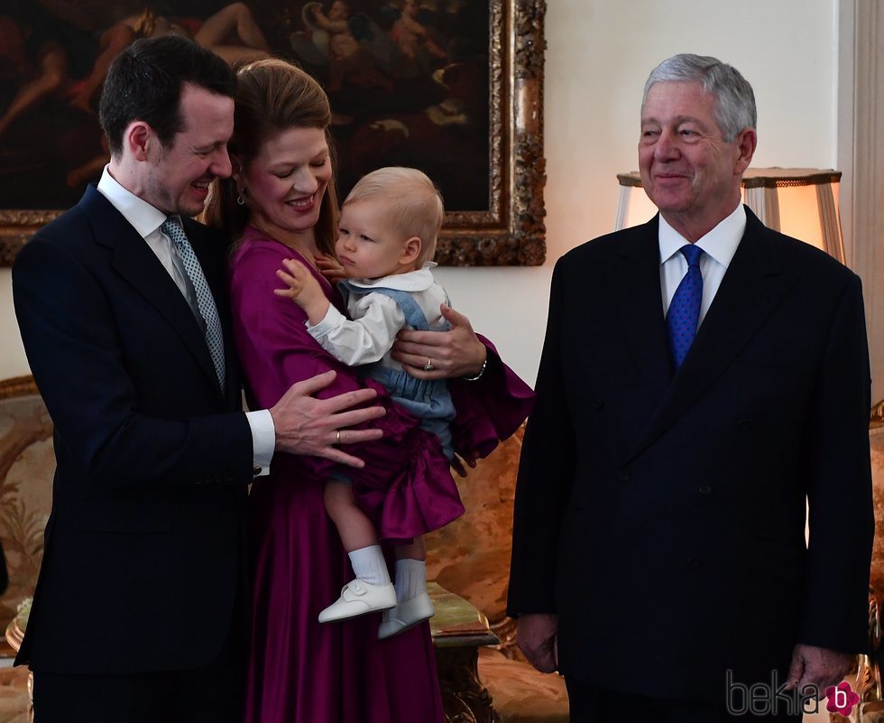 Felipe de Serbia y Danica Marinkovic posan con su primer hijo en compañía del Príncipe Alejandro