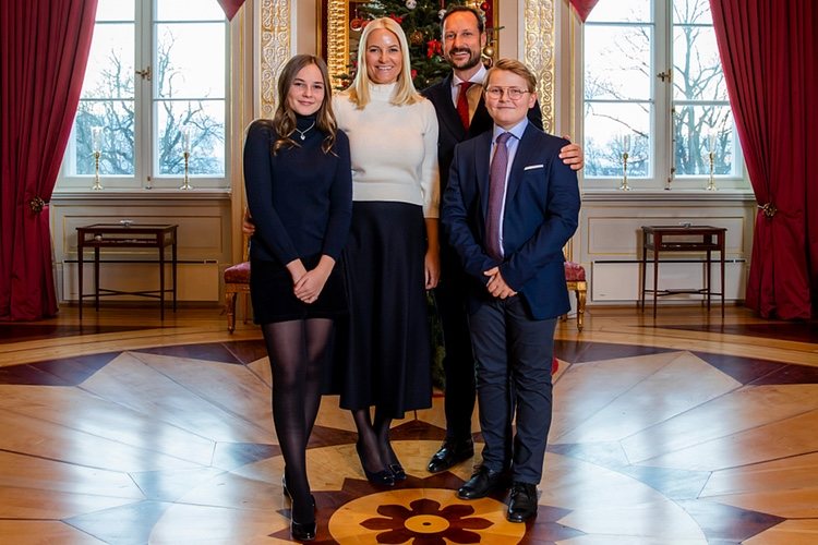 Haakon y Mette-Marit de Noruega con sus hijos Ingrid Alexandra y Sverre Magnus en su posado navideño