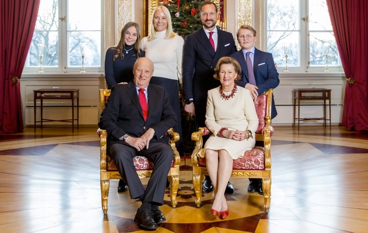 Harald y Sonia de Noruega, Haakon y Mette-Marit de Noruega, Ingrid Alexandra y Sverre Magnus de Noruega en su posado navideño