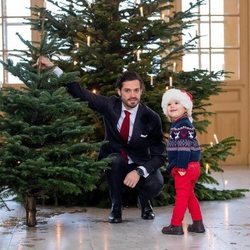 Carlos Felipe de Suecia y Alejandro de Suecia con los árboles de Navidad en el Palacio Real de Estocolmo