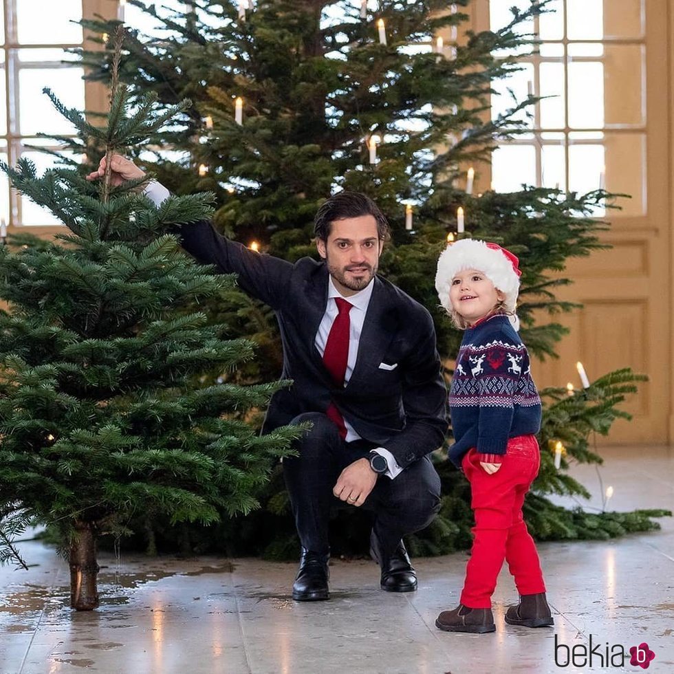 Carlos Felipe de Suecia y Alejandro de Suecia con los árboles de Navidad en el Palacio Real de Estocolmo