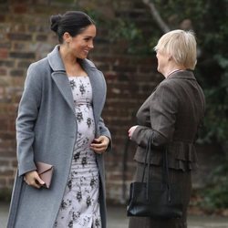 Meghan Markle durante su visita a una residencia de la Royal Variety Charity