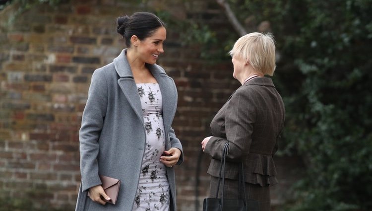 Meghan Markle durante su visita a una residencia de la Royal Variety Charity