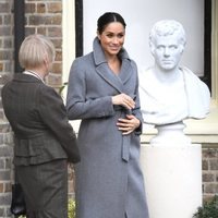 Meghan Markle visitando una residencia de la Royal Variety Charity