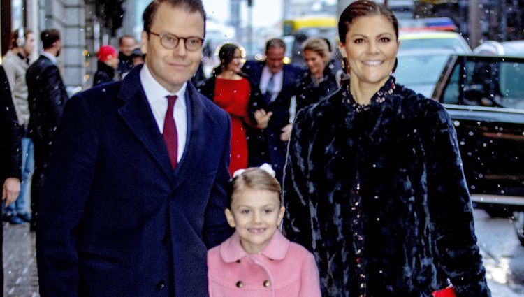 Victoria y Daniel de Suecia con su hija Estela de Suecia en el seminario por el 75 cumpleaños de Silvia de Suecia